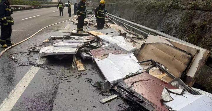 货车高速起火，价值四万新婚家具烧毁！消防认定“外来火源”，谁来赔偿？