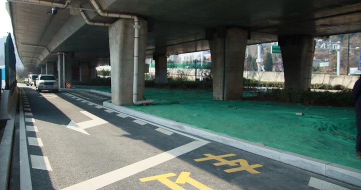 直击堵点！济南旅游路二环东路交叉口新增专用右转车道正式投用
