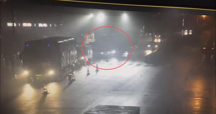 深夜，柳州一红绿灯路口突发惊险一幕，视频拍下来了