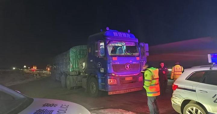 一货车司机驾车途中突发半身麻痹！锡盟警方深夜救援！