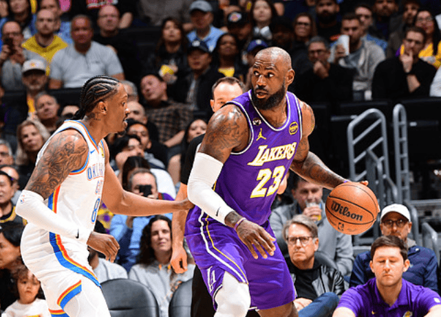 詹姆斯上半场得到8分2篮板3助攻，第三节得到10分2篮板3助攻