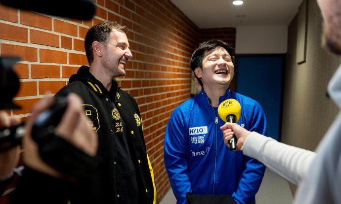 樊振东获多特蒙德特别许可,身着蓝色球衣进入更衣室接受采访