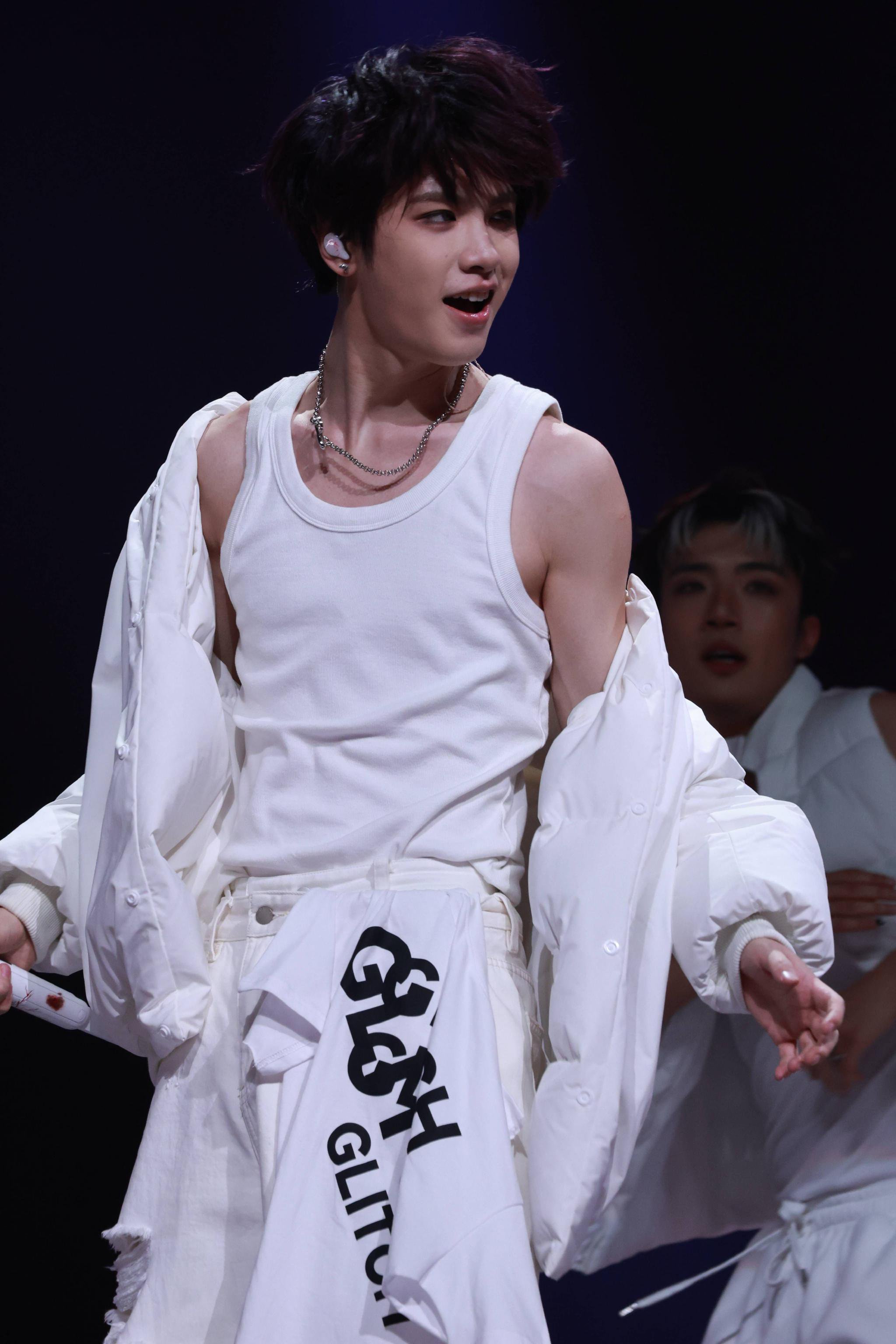 黄明昊上海开个唱又燃又炸 与马思纯热舞超养眼