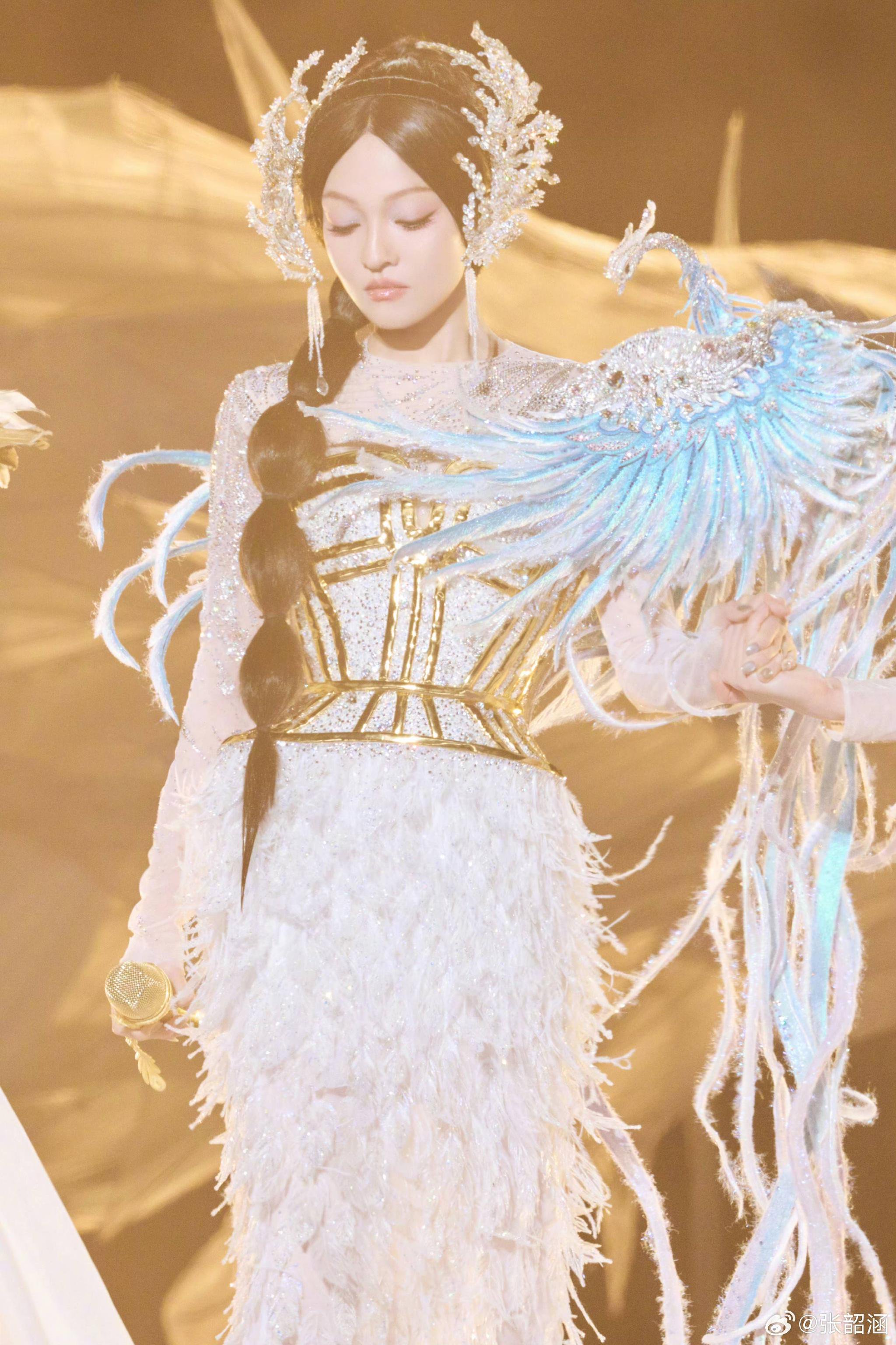 张韶涵“觅光”巡演封神!34场收割120万观众,精灵造型美到窒息