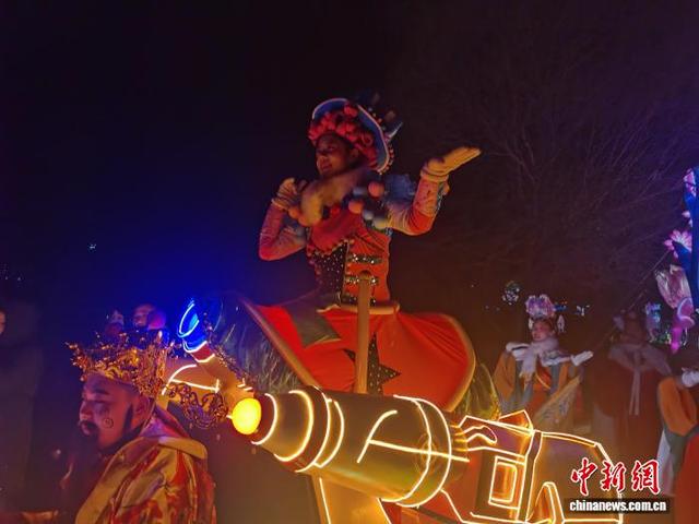 图为民众在鄂尔多斯市伊金霍洛旗观看“自贡灯会”。中新网记者李爱平摄