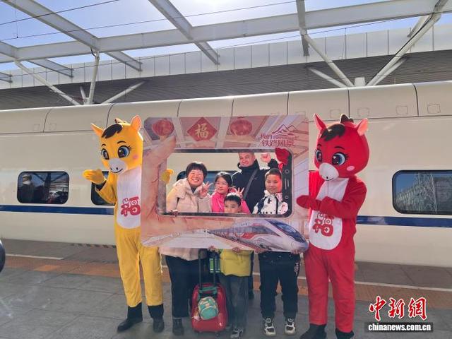 旅客拍照打卡。银川客运段供图