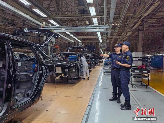 2025年，长春海关所属长春兴隆海关关员现场监管进口汽车零部件。(资料图) 陈爽 摄