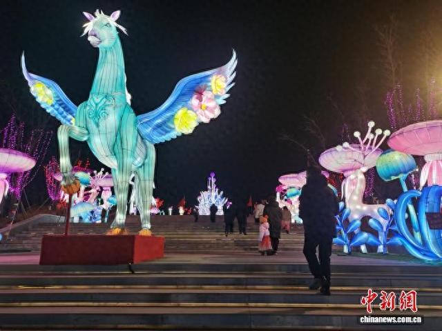 图为民众在鄂尔多斯市伊金霍洛旗观看灯会。中新网记者李爱平摄