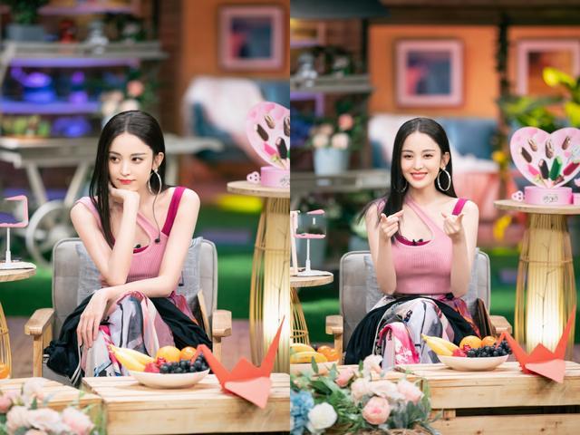 古力娜扎新造型太吸睛,斜肩叠穿背心秀锁骨香肩,清爽又时尚阔腿裤_订阅