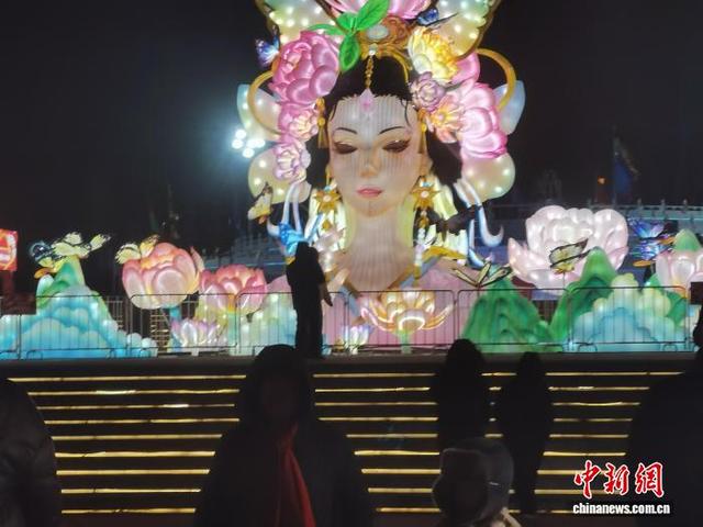 图为民众在鄂尔多斯市伊金霍洛旗观看灯会。中新网记者李爱平摄