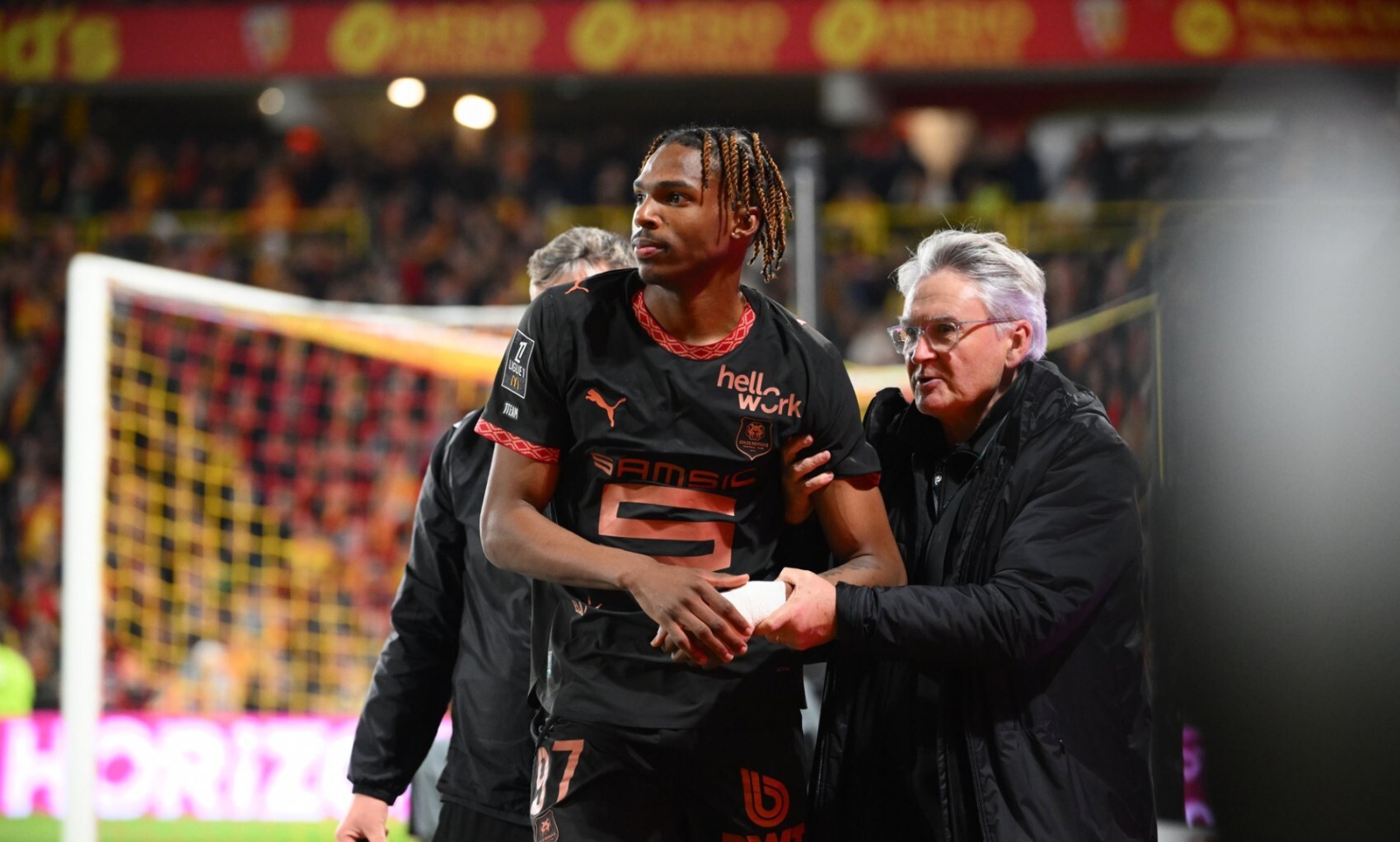 队报:雅凯因左肩伤势或将缺阵数周,不排除需要接受手术治疗