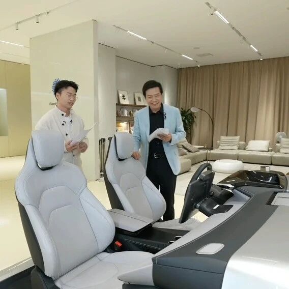 雷军：小米的本行是做手机，电子电气架构是小米强项，新一代电子电气架构启用后，解决了第一代SU7在有些地库里信号不好的问题