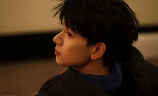 范丞丞拍的胡先煦:要被下颌线割伤了