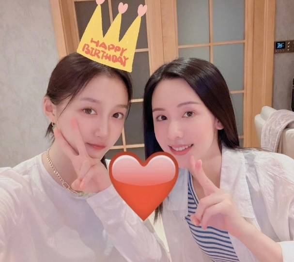 关晓彤晒陈都灵送的蛋糕 和陈都灵曾合作电影《左耳》