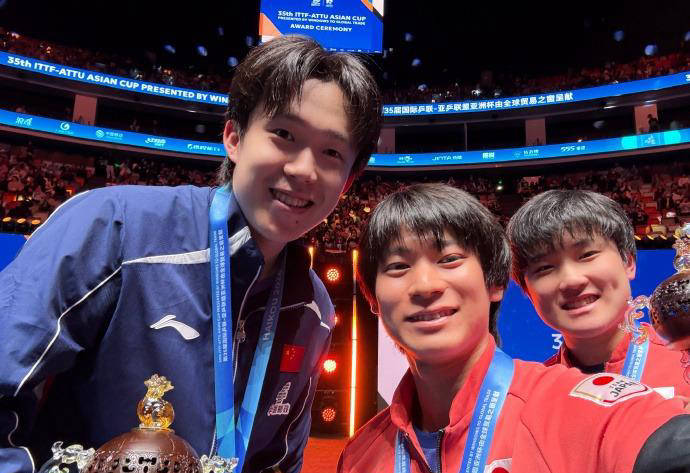 好暖心!王楚钦力克张本智和成功卫冕,赛后激动落泪获王皓细心安慰