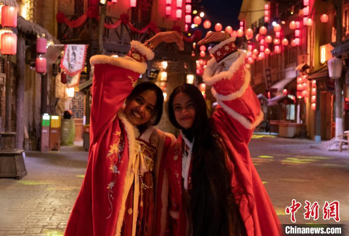 宁夏银川:外国人体验幸福“中国年”