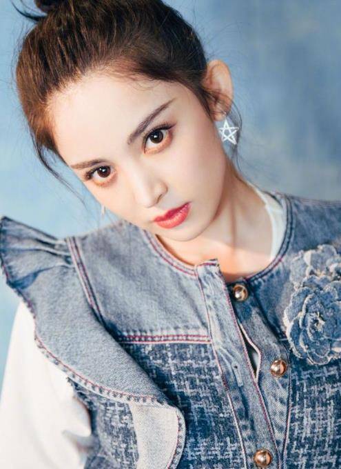 古力娜扎:白T叠穿荷叶边牛仔裙,美得清新脱俗,搭丸子头真显美_时尚_穿着_感觉