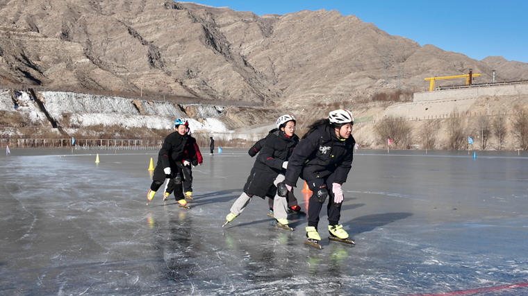 300余名速滑爱好者演绎冰上“速度与激情”