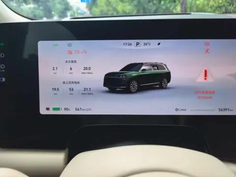 问界M9车主自述行驶中失去动力靠停后整车断电车门被锁，4S店回应