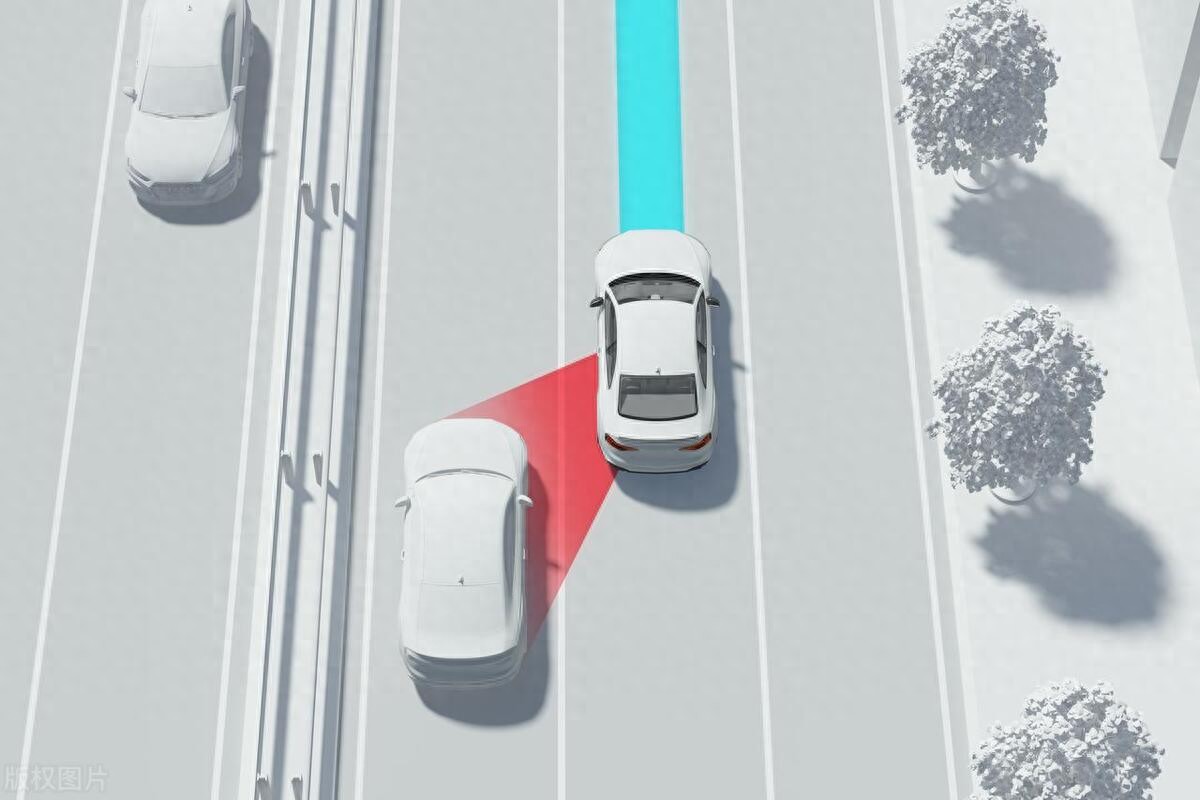 车道保持辅助:你车里的“隐形教练”,关键时刻拽回方向盘