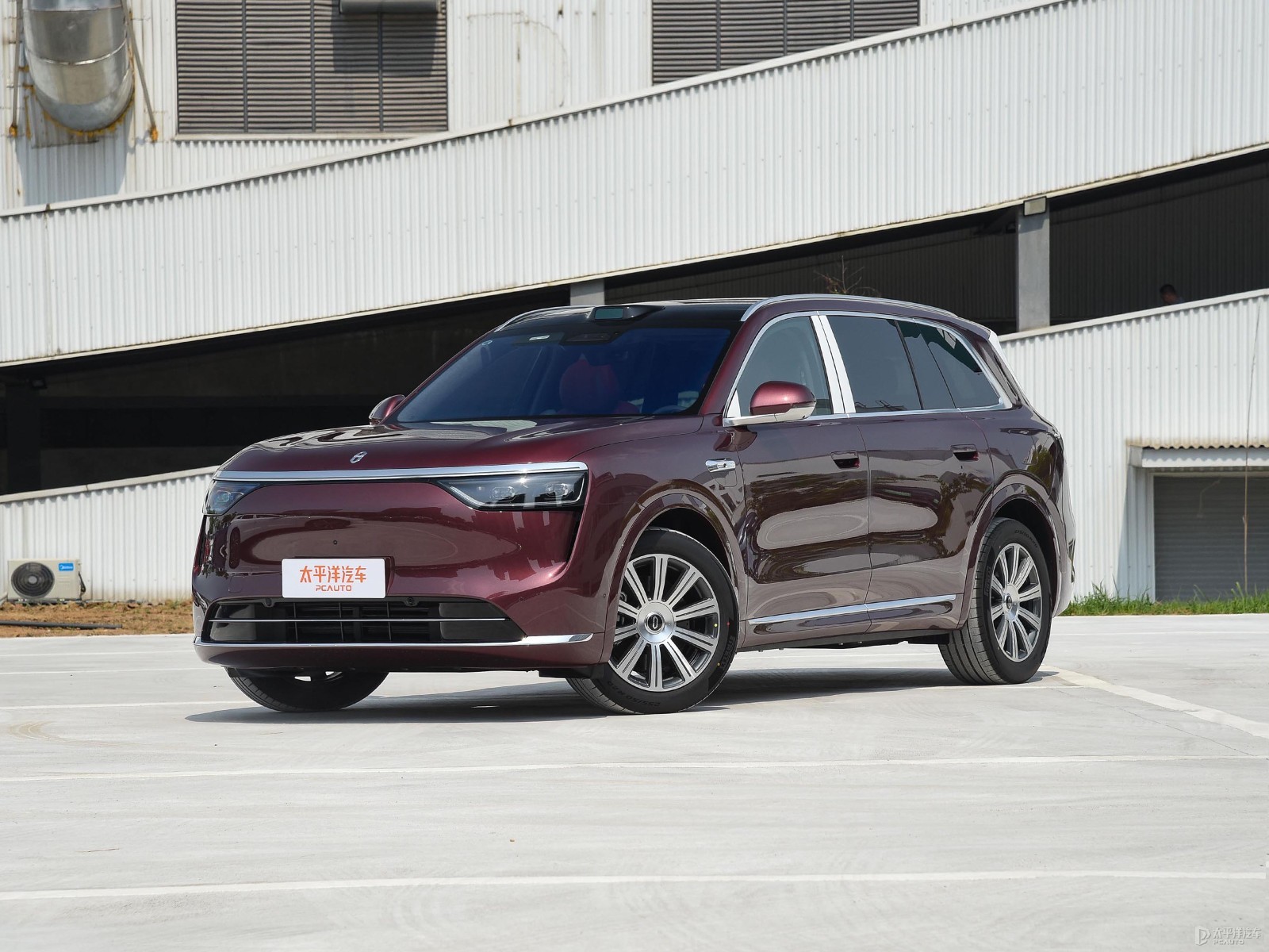 问界M8的市场定位是家用车还是豪华商务车?