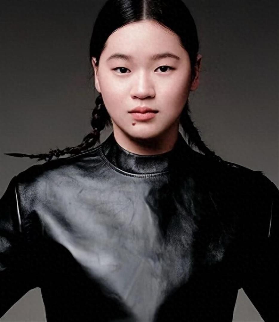 18岁全红婵最新造型曝光,娃娃脸站在一众明星中间,完全不怯场