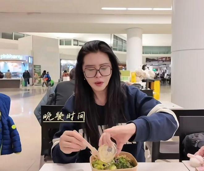 “电影女神”王祖贤迎来59岁生日，终于以“真面目”亮相，发量惊人，自称吃素十几年了