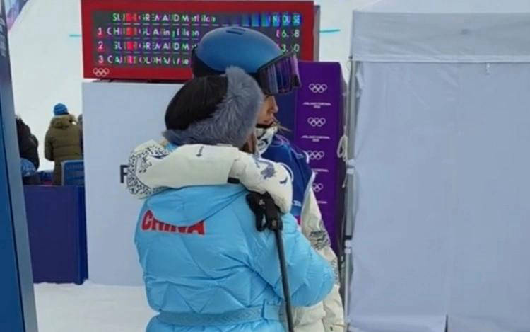 谷爱凌决赛泪洒现场，抱妈妈痛哭40秒，首轮高分锁定奖牌