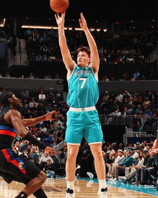 克尼普尔是自20年以来第4快达成1000分的新秀，仅次于三状元