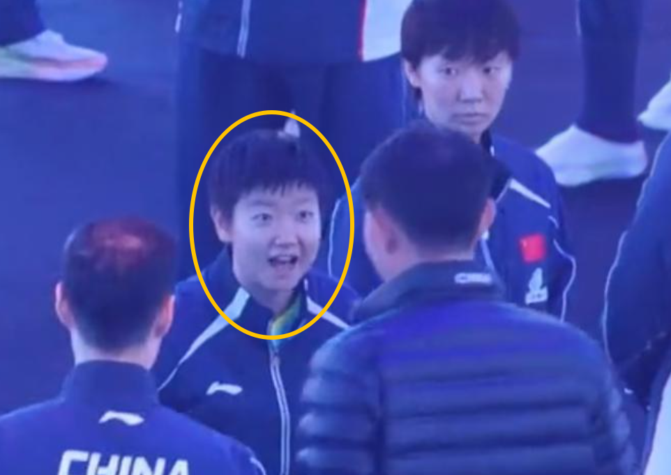 搞笑!孙颖莎夺冠后,化身吃瓜群众,拉着王励勤热聊,堪称国乒社牛