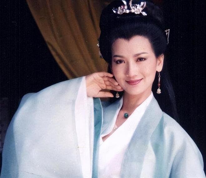 如果白素贞大战妲己，谁会比较厉害？