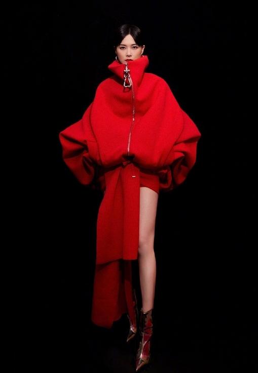 李宇春压轴江苏卫视跨年,红了20年,一口气串烧10首经典