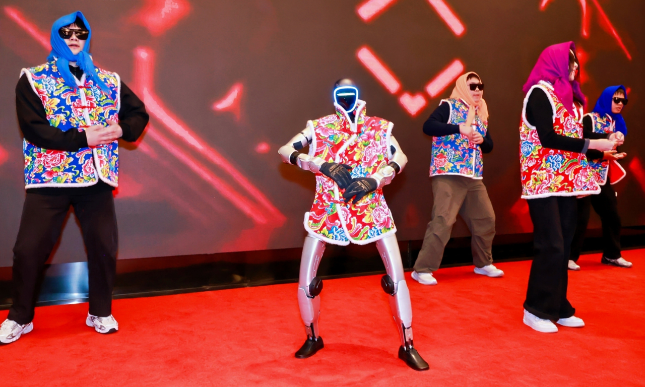 年会上跳起《大花轿》，人形机器人成为过年最忙的“打工人”