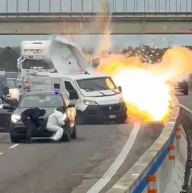 火光冲天！意大利高速上演炸运钞车大案！网友：提前玩上GTA6了