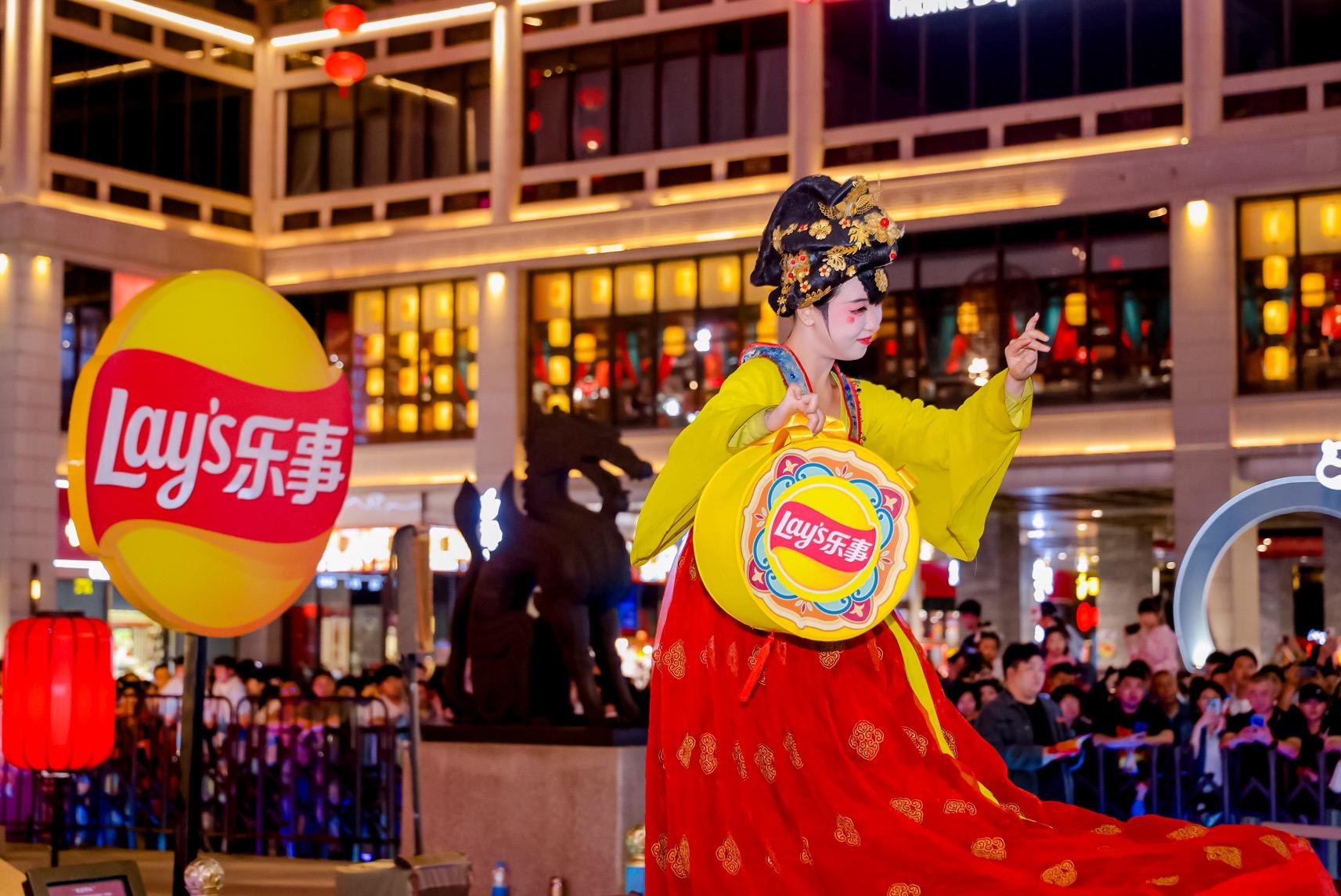 一袭霓裳泼辣香 不倒翁小姐姐邀你共赴“长安乐事盛宴”