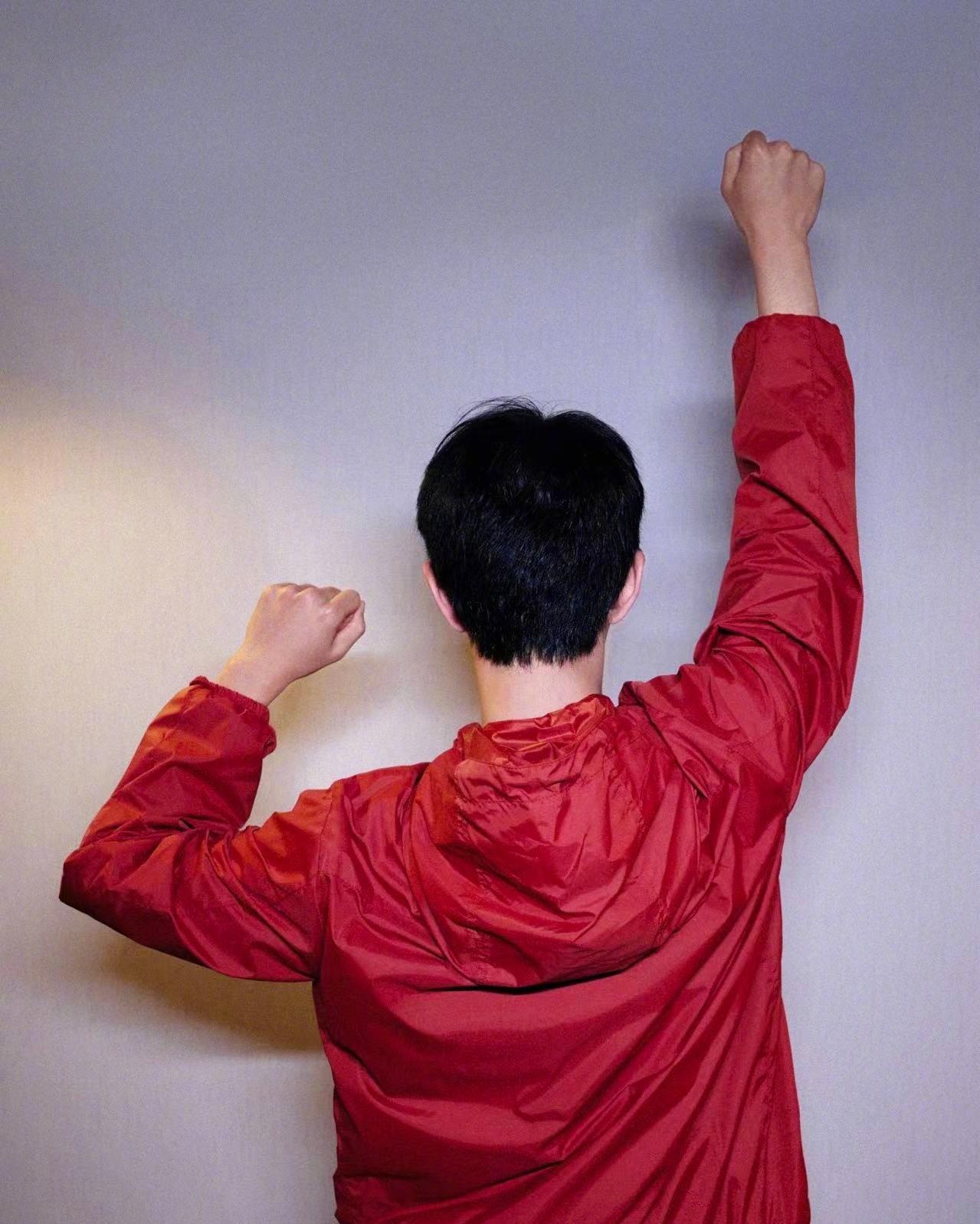 [肖战][新闻]240102 新年伊始，肖战献上热情问候，携双剧期待与粉丝共冲2024！——本命星新闻