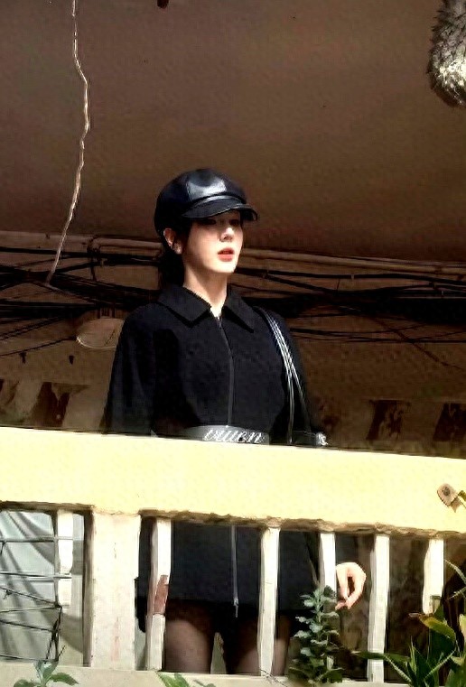 迪丽热巴黑西装造型简洁大方唤女神之名