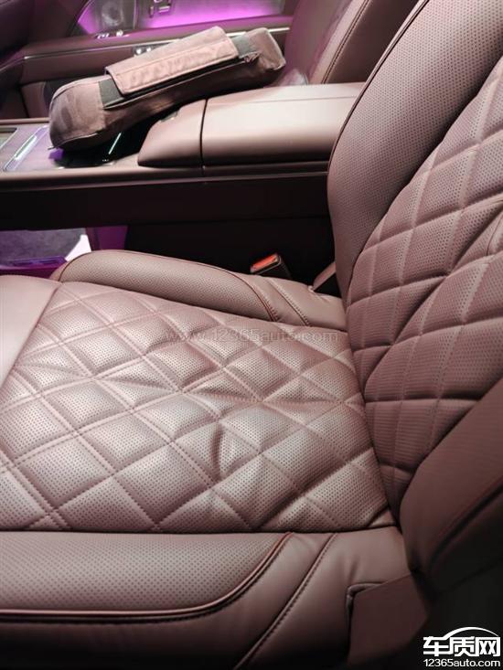 蔚来ES8提车当日主驾驶座椅塌陷