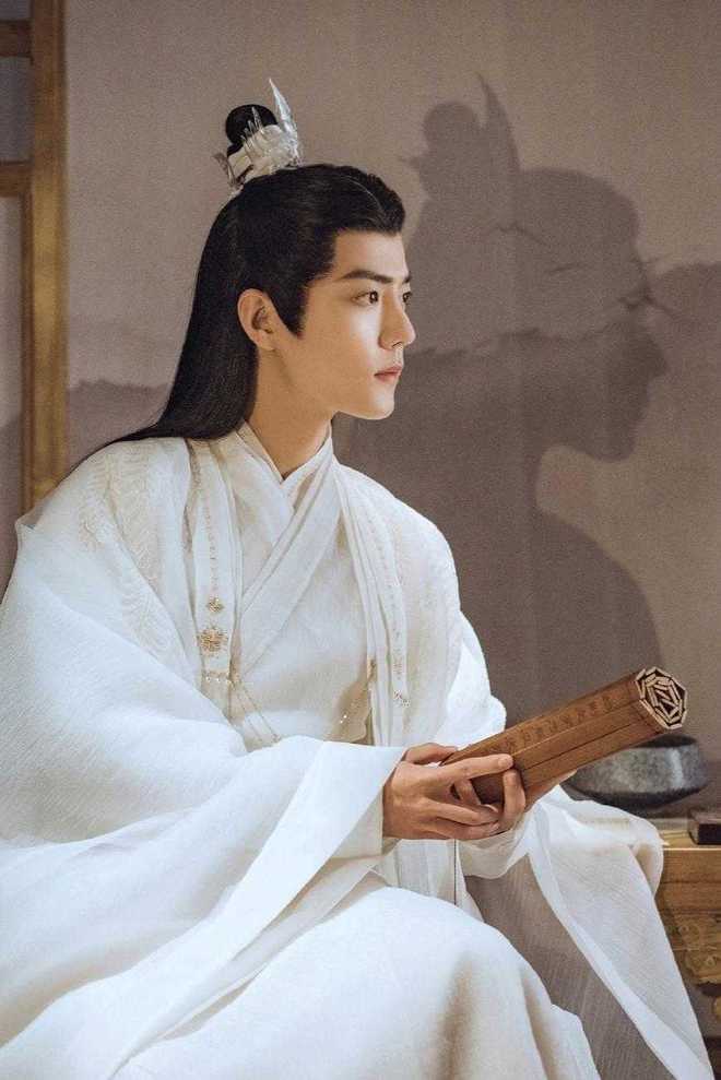 肖战时影装扮太帅了吧，果然战胜古装肖战的，是他的下一个古装！