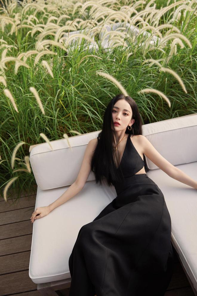 古力娜扎真的太省布料了,穿小黑裙露这么多肌肤,还好气场够强!连衣裙卫衣吊带衬衫黑长直发型好身材_订阅