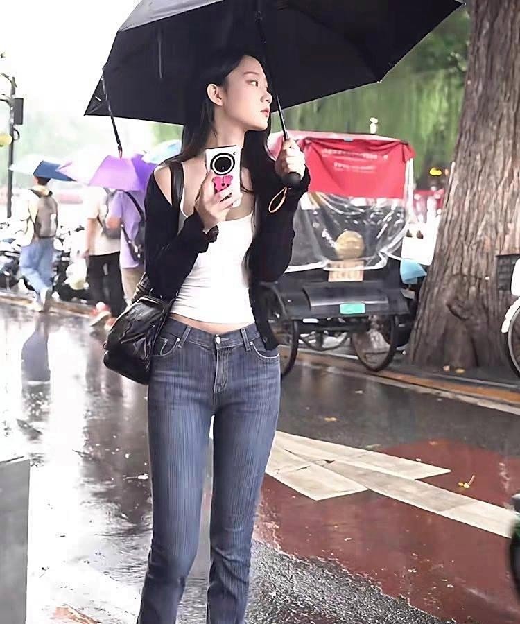 雨中漫步时尚大片:凯雅·格伯与田曦薇的穿搭启示