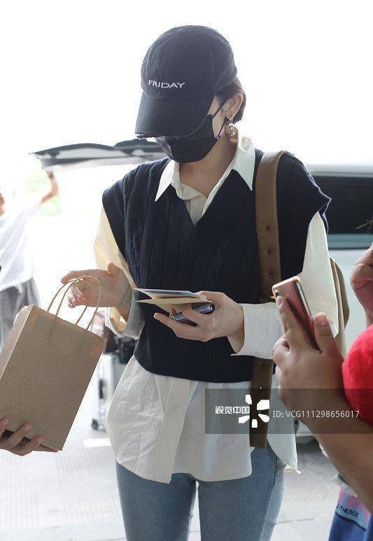 古力娜扎真聪明,毛衣叠穿在衬衫上面减龄又清新,气质好就这么穿