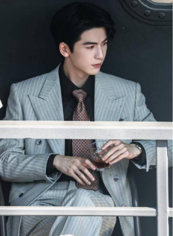 张凌赫王楚然新剧路透爆火:下跪摔酒杯极致拉扯 - 360娱乐