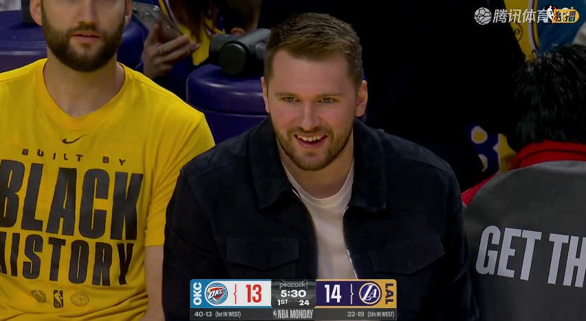 湖人憾负！詹姆斯22+6+10，赛后老詹先行退场，东契奇抱住杰伦威