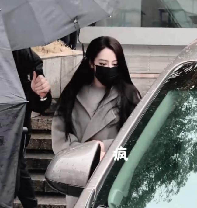 迪丽热巴路透照曝光！五官立体明艳，生图比精修还能打，太绝了