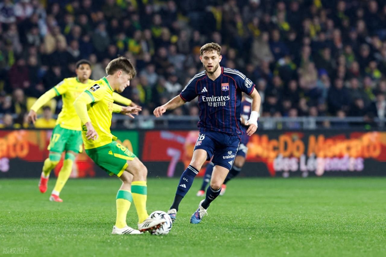 1-0,19岁皇马租将染红遭驱逐,10人里昂险胜豪取12连胜逼近前二