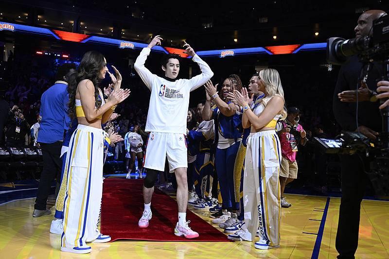 表现不如去年但现场致敬偶像,王鹤棣连续第二年出战NBA全明星名人赛