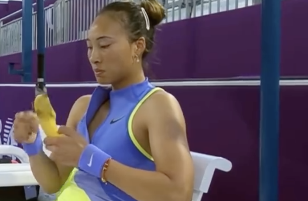 离谱！组委会准备的香蕉里有蚂蚁 郑钦文无语提醒裁判：我要扔掉它