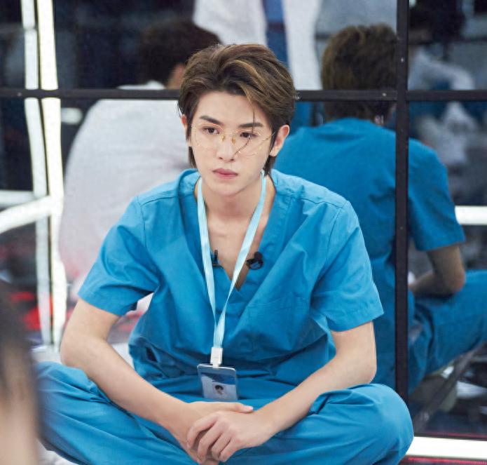 黄明昊霸气捏郭麒麟下巴,弹幕却都在呼唤蔡徐坤