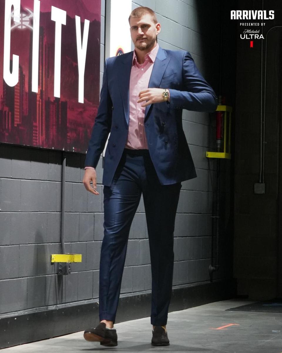 帅气西装！掘金社媒分享约基奇步入今日比赛球馆的瞬间